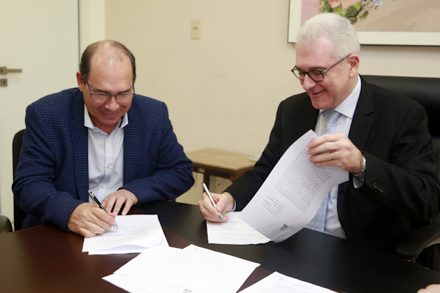 Domingos Campos (left) and Emanuel Tourinho signing the new collaboration between Hydro and UFPA.