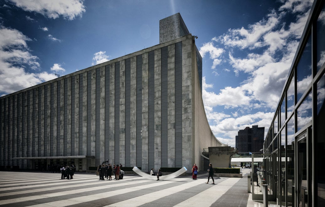 Fredsbenken "The Best Weapon" avdukes ved FN-bygningen i New York 18. juli. 