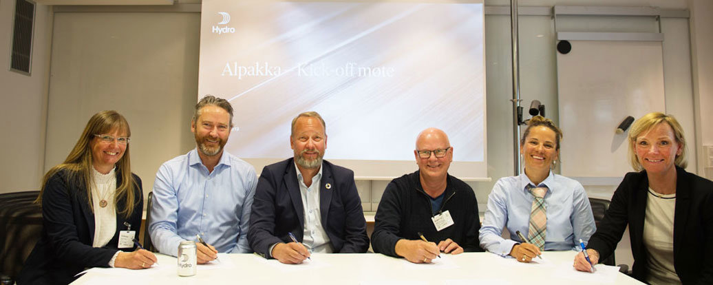 Group signing Alpakka agreement