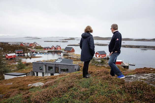 A arquiteta Tone Sandøy e seu pai apreciam a vista e sua casa de férias em Sandøya