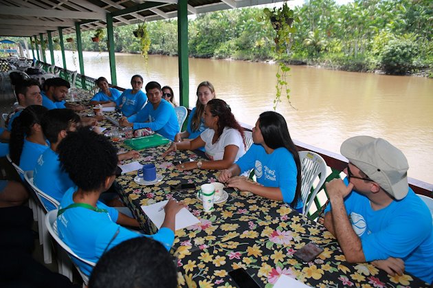  Jovens de Barcarena durante visita à "Maloca do Orlando", empreendimento estabelecido há 23 anos no município.