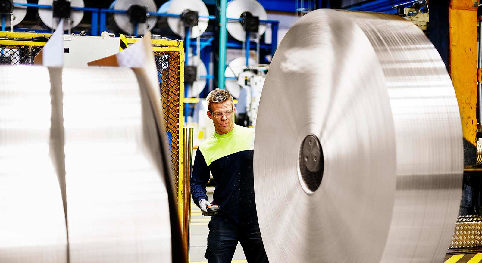 Gränges operator moving aluminium strips in the finishing department in Finspång. 
