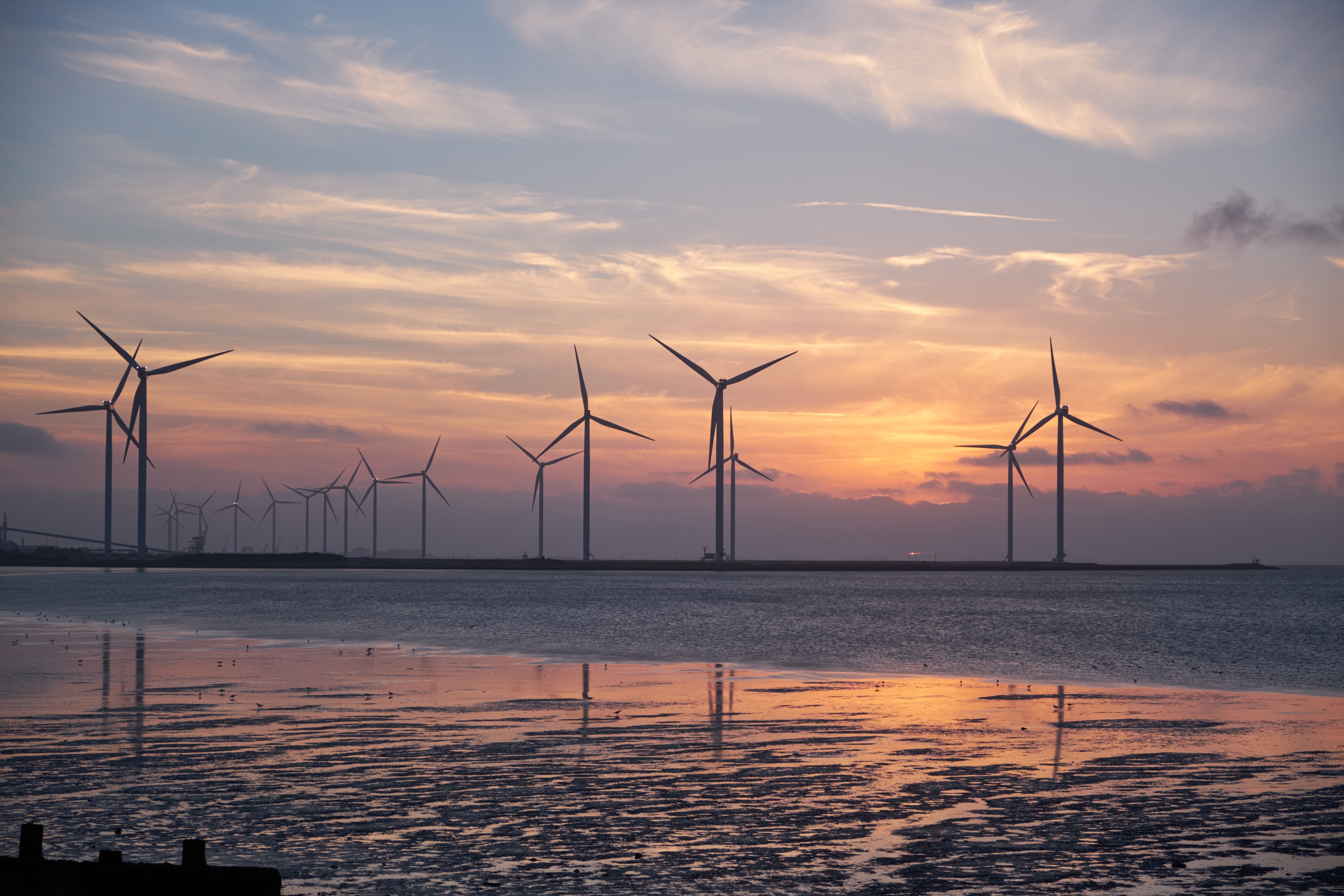 Ветер какая энергия. ВЭС В Дании. Ветряная мельница альтернативная энергия. Ветроэлектростанции (ВЭС). Ветроэнергетика Дании.