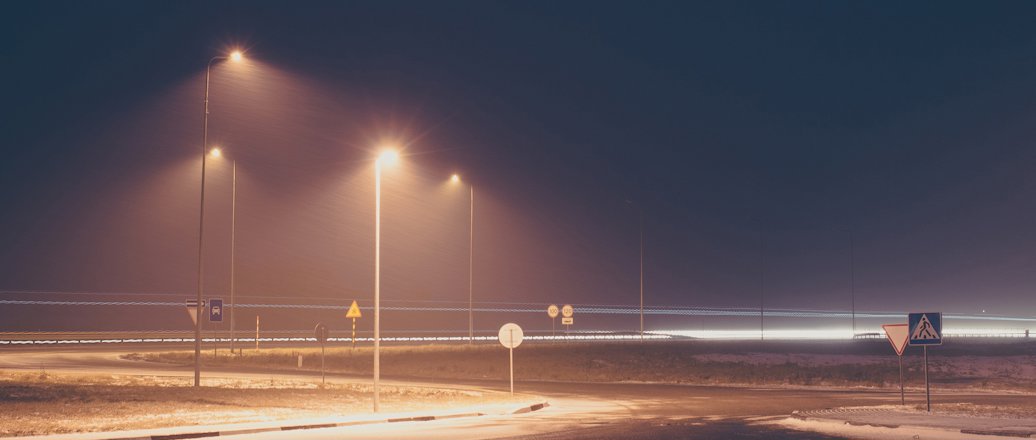 Straßenbeleuchtung an einem nebligen Abend im Winter