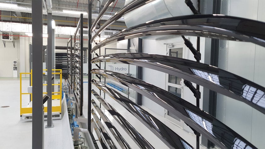 Wet-painting aluminum profiles