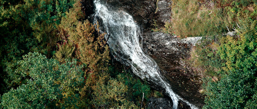 Natürlicher Wasserfall als Quelle für Wasserkraft