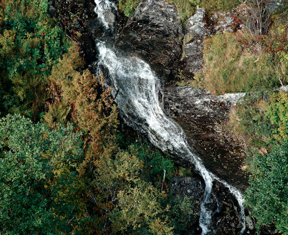 Natürlicher Wasserfall als Quelle für Wasserkraft