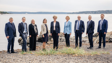 Corporate management board lined up at the Hydro beach, Vækerø