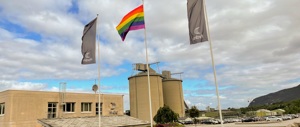 Pride-Flagge zusammen mit Hydro-Fahnen bei Hydro Husnes
