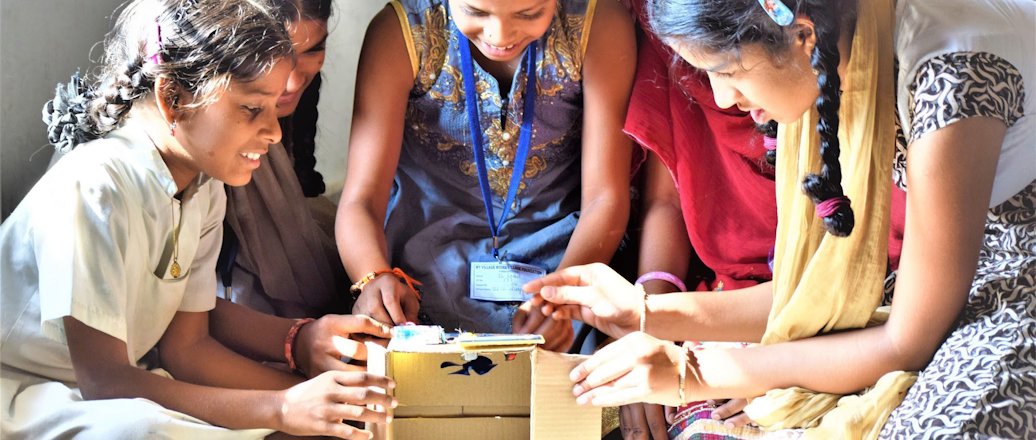 Schulkinder in Indien entwickeln eine Innovationsidee im Rahmen des UNICEF UPSHIFT-Programms