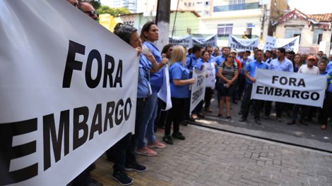 Hydro-ansatte demonstrerer for gjenopptagelse av driften ved Alunorte