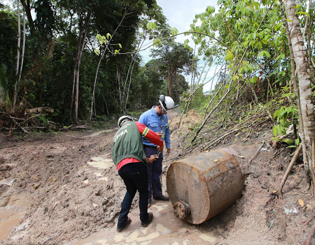 Regnvann lekket gjennom sprekker i et plugget rør fra raffineriområdet