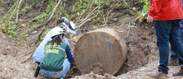 Regnvann lekket ut gjennom sprekker i et plugget rør på raffineriområdet