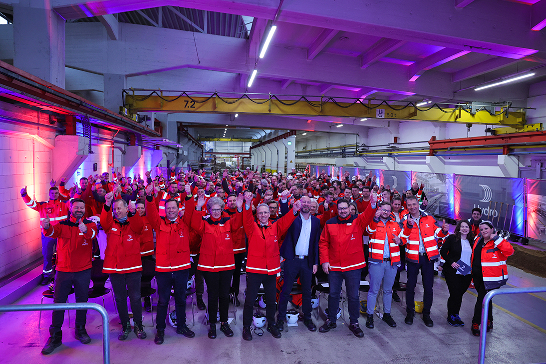 Gruppenfoto der Mitarbeitenden und Gäste beim offiziellen Spatenstich der Presse P22 bei Hydro Extrusion Rackwitz