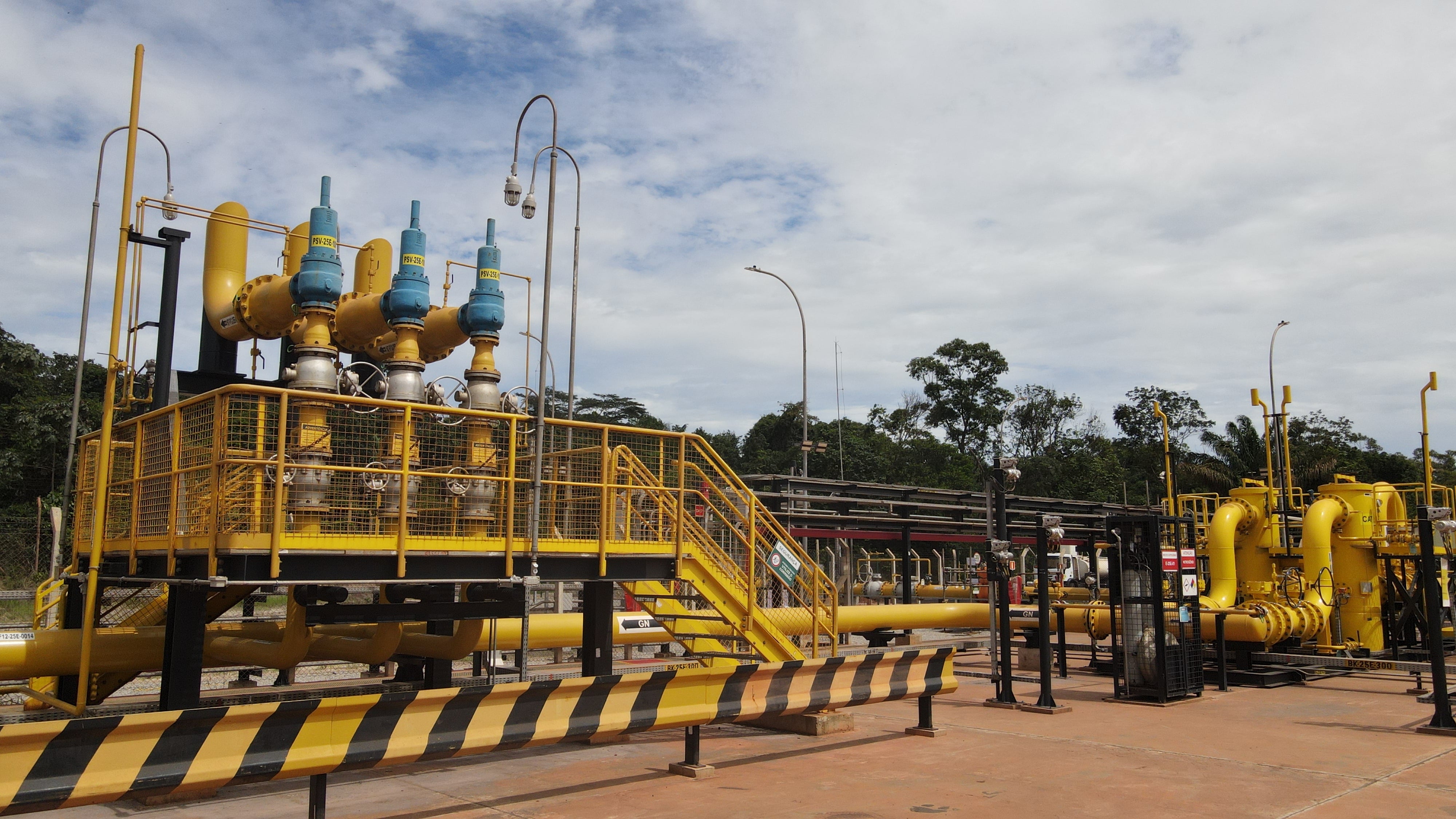 a yellow and blue pipes outside