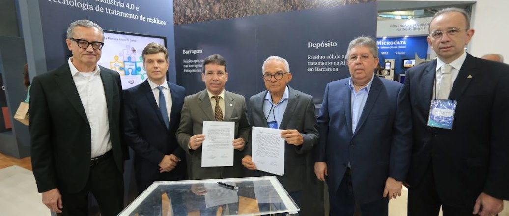 Executives of Hydro and the Federation of Industries of Pará during the signing of the agreement