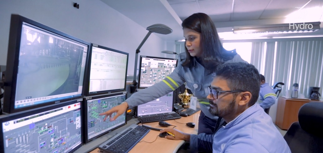 Equipes trabalham na área de controle e automação da Alunorte