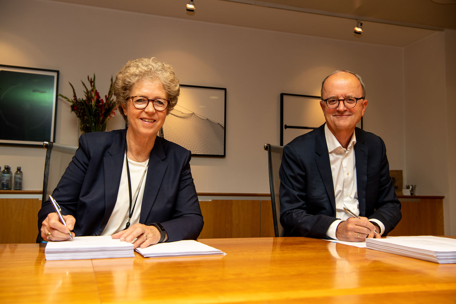Hydro President & CEO Hilde Merete Aasheim and Lyse CEO Eimund Nygaard. (Photo: Hydro/Halvor Molland)