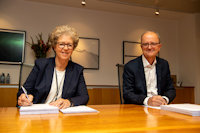 Hydro President & CEO Hilde Merete Aasheim and Lyse CEO Eimund Nygaard. (Photo: Hydro/Halvor Molland)