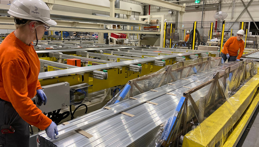 Tove Bjørndalen (til venstre) og Rita Nybakk klargjør og pakker aluminiumprofiler som skal sendes fra Hydro på Magnor og ut til kunde.