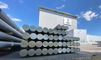 Aluminiumbolzen, die für die Produktion von Strangpressprofilen im Hydro-Werk Rackwitz bereitstehen