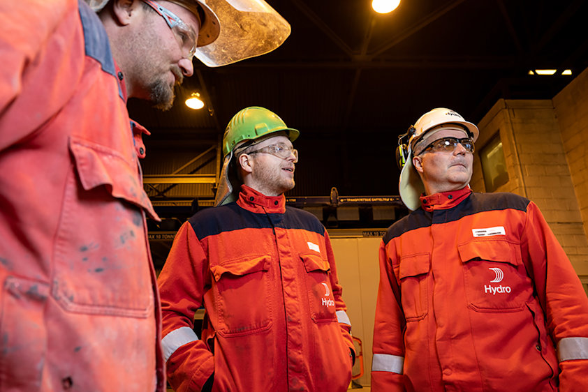 Maximilian van Veen, Jan Erik Abrahamsen og Jonny Manseth diskuterer bruk av metall i resirkulering av aluminium i støperiet ved Hydro Høyanger