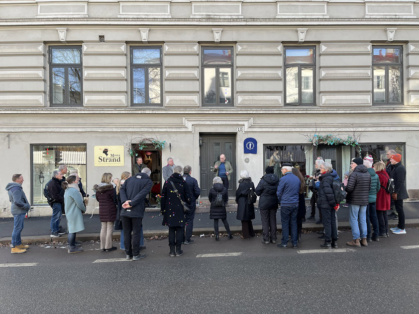 Ansamling av folk foran Bolteløkka alle 10