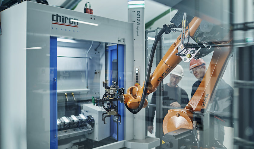 Produksjon av aluminium ved hjelp av roboter ved Hydros anlegg på Tønder i Danmark.