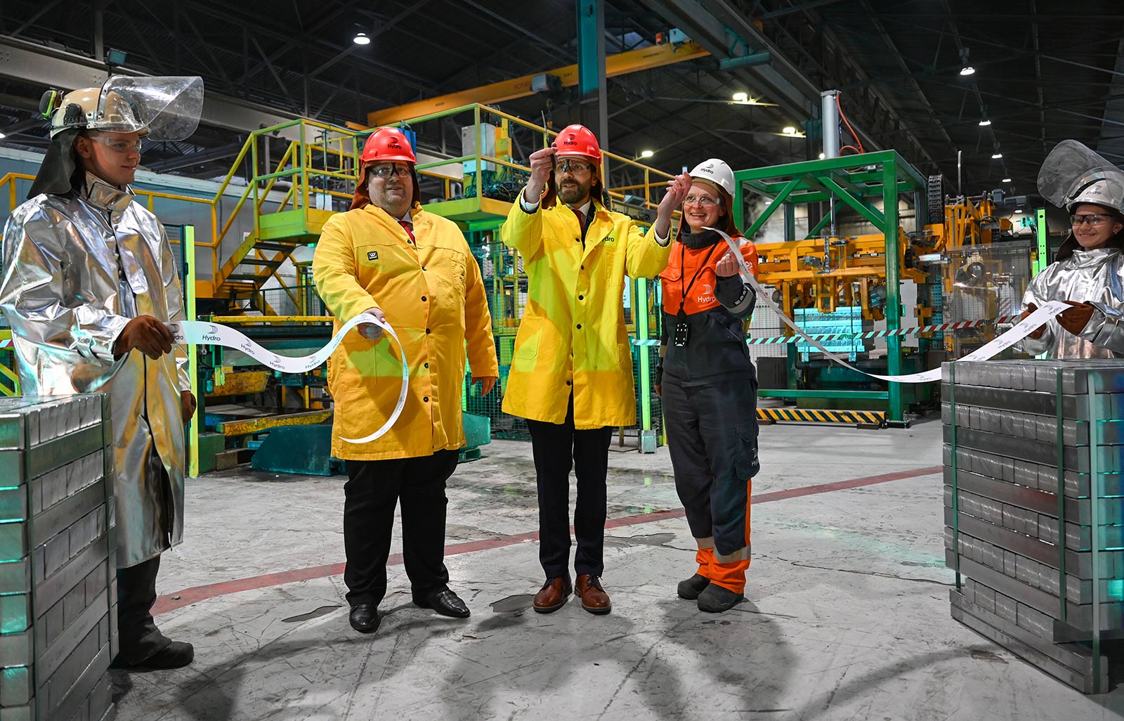 Årdal Recycling blir offisielt åpnet av ordfører i Årdal Christian Sønstlien, næringsminister Jan Christian Vestre og fabrikksjef Anveig Bjordal Halkjelsvik. (Foto: Jens Christian Boysen/Hydro)