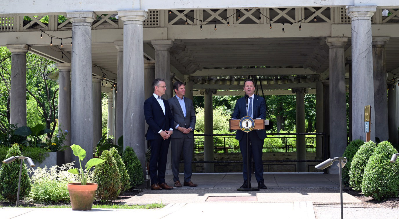 Head of Hydro Aluminum Metals USA Duncan Pitchford (left) with Kentucky Governor Andy Beshear and Hydro's President & CEO Eivind Kallevik. (Photo: Halvor Molland/Hydro) 