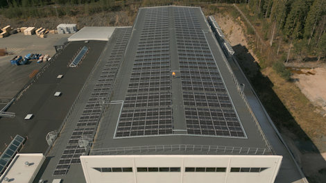 Hydro's extrusion plant in Vetlanda in Sweden with rooftop installation of solar panels.