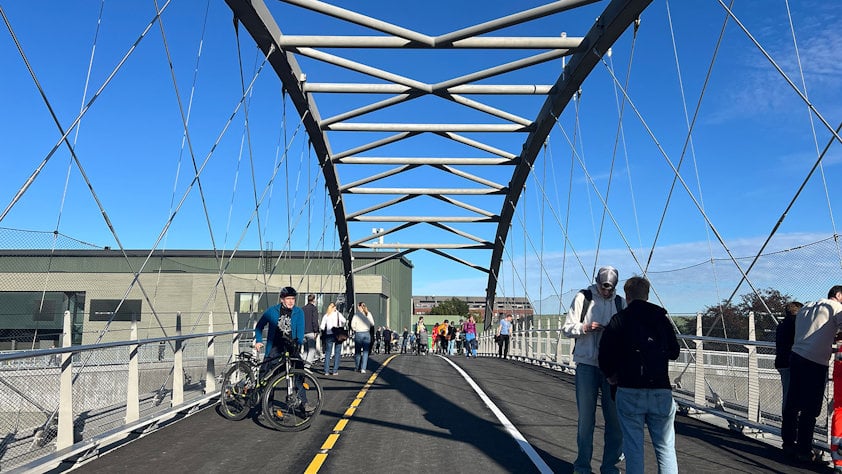 The new aluminium bridge is designed for both pedestrians and cyclists. (Photo: Linda Grønstad/Statens vegvesen)