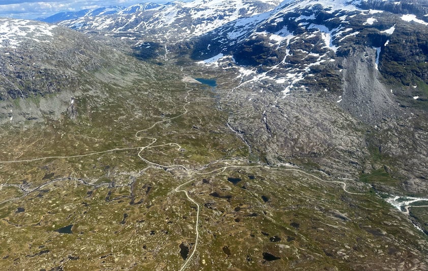 Oversiktsbilde tatt sørover fra Fivlemyrane mot Nørdstedalseter i Fortunsdalen.