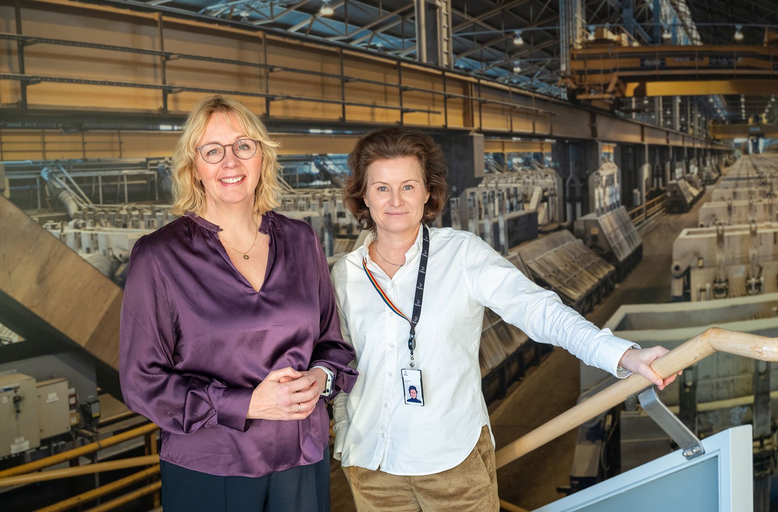 CEO of Hafslund Kraft Kristin Lian and EVP Hydro Energy Kari Ekelund Thørud. In the background is an image of the electrolysis halls at Hydro's aluminium smelter in Sunndal. (Photo: Anders Vindegg / Hydro)