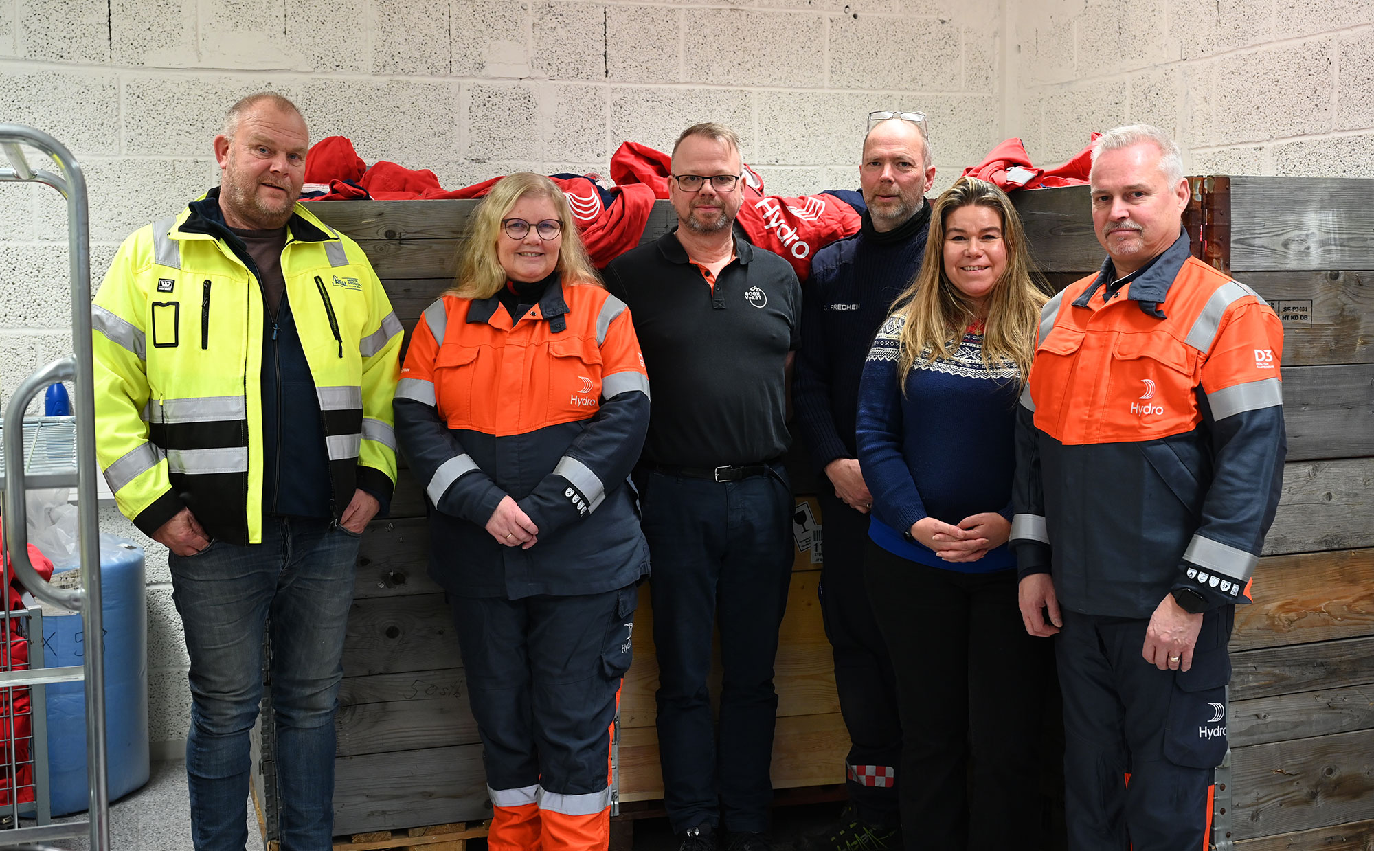 Many have contributed to the project locally in Årdal. From left: Jens Vidar Sunde (Sunde Resirk), Hanne Hoel Pedersen (HSE manager, Hydro Årdal), Glenn Vie (operations manager, Sogn Vekst), Geir Fredheim (head of emergency response at Hydro Årdal), Veronica Øyre (managing director, Sogn Vekst) and Eidar Flugheim (area manager for the service department and responsible for workwear handling at Hydro Årdal). 