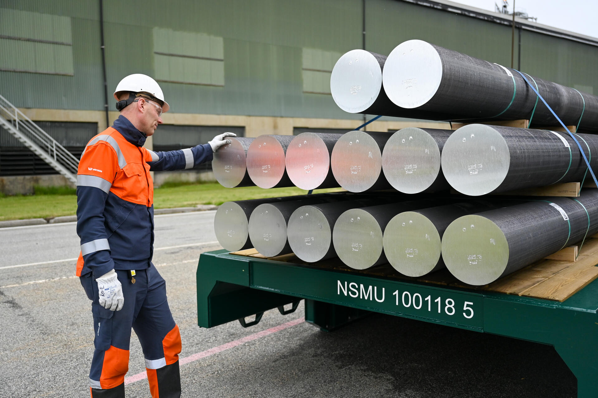 Pressbolter ved Hydros aluminiumsverk på Husnes, klare for transport til videre bearbeiding. Ved et pressverk blir aluminiumet ekstruderes til profiler som blant annet kan brukes i kraftmaster. 