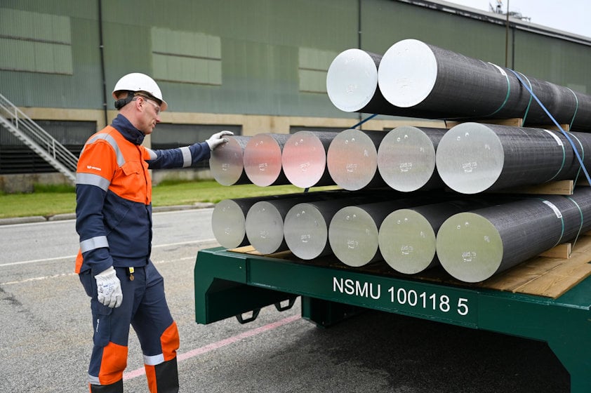 Pressbolter ved Hydros aluminiumsverk på Husnes, klare for transport til videre bearbeiding. Ved et pressverk blir aluminiumet ekstruderes til profiler som blant annet kan brukes i kraftmaster.