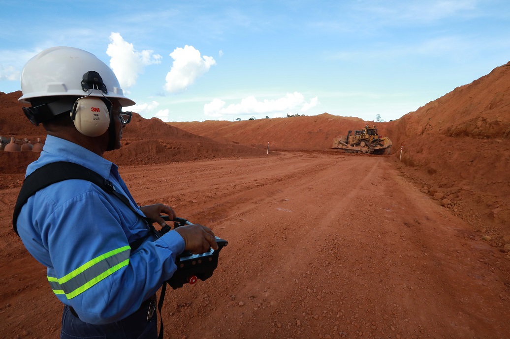 Empregado da Mineração Paragominas opera equipamento à distância (Foto: Led Produções)