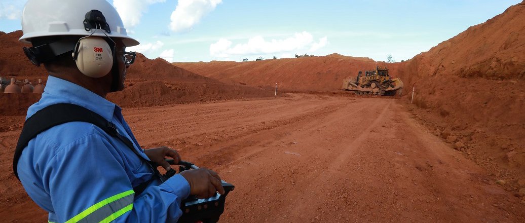 Empregado da Mineração Paragominas opera equipamento à distância (Foto: Led Produções)
