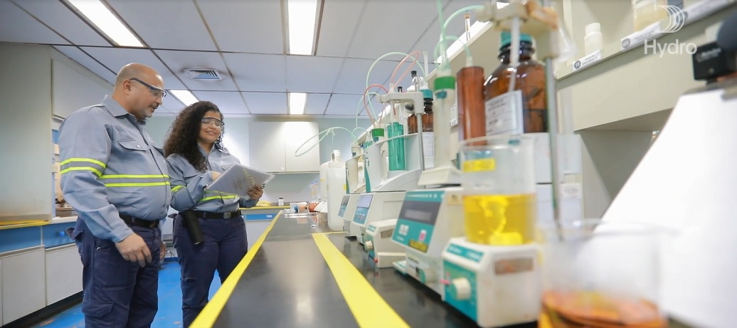 Hydro intern at Alunorte's laboratory