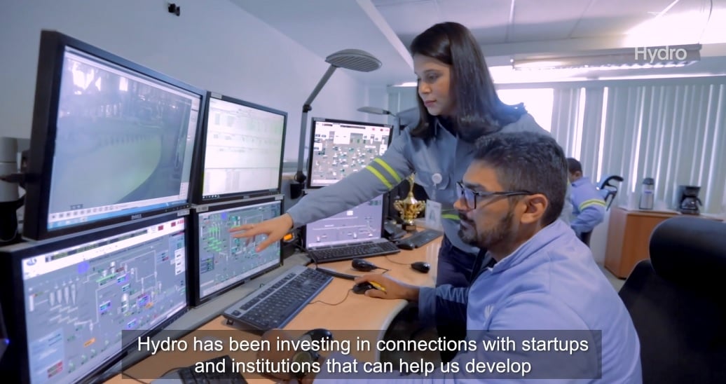 Hydro employee in Alunorte's automation room