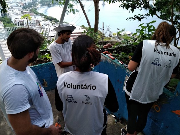 Pessoas trabalhando na revitalização de uma horta no Rio de Janeiro