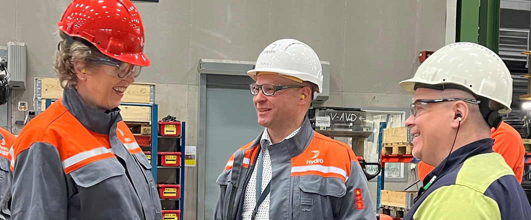 Hilde Merete Aasheim i samtal med kollegor i Finspång