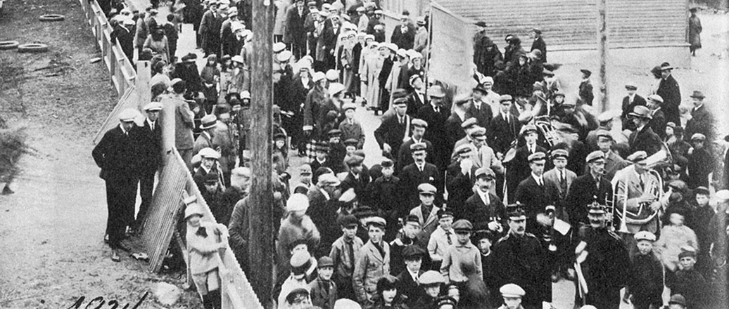 Mennesker går i tog med musikk og bannere