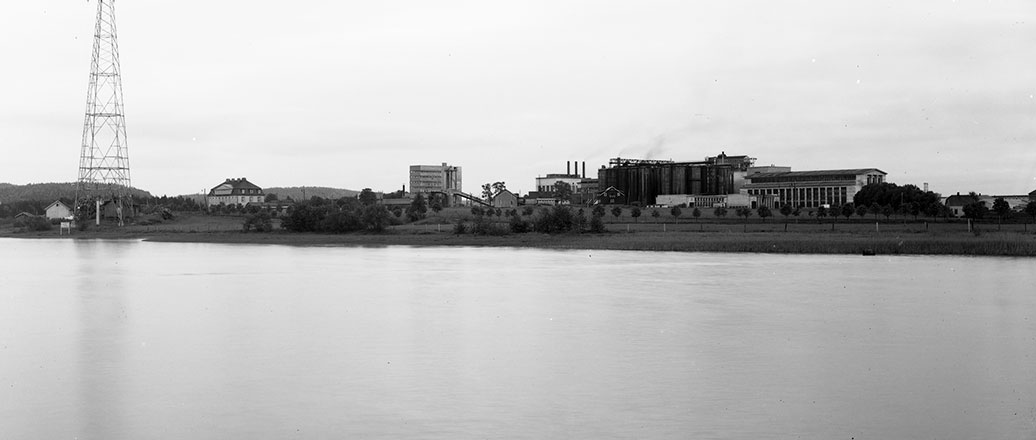 Fabrikkbygninger ved vann