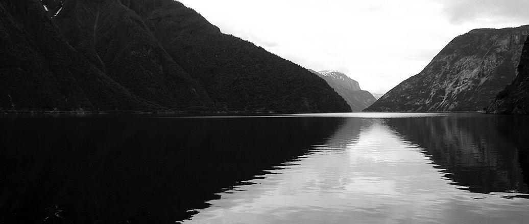 svart hvitt bilde av fjord