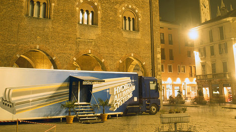 Torg i gammel europeisk by, stor trailer med Hydro logo