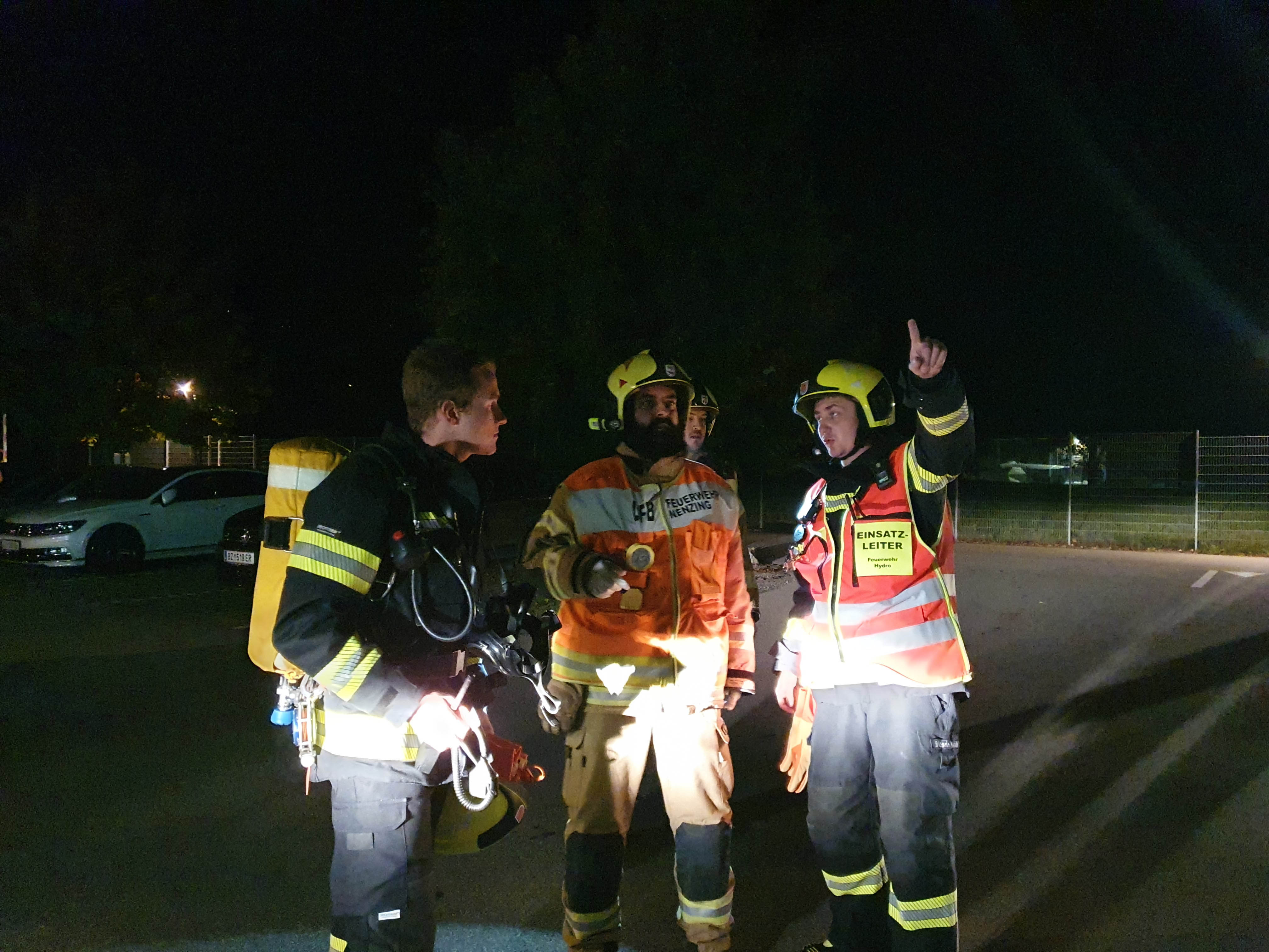 Der Kommandant gibt den Feuerwehrmännern Anweisungen