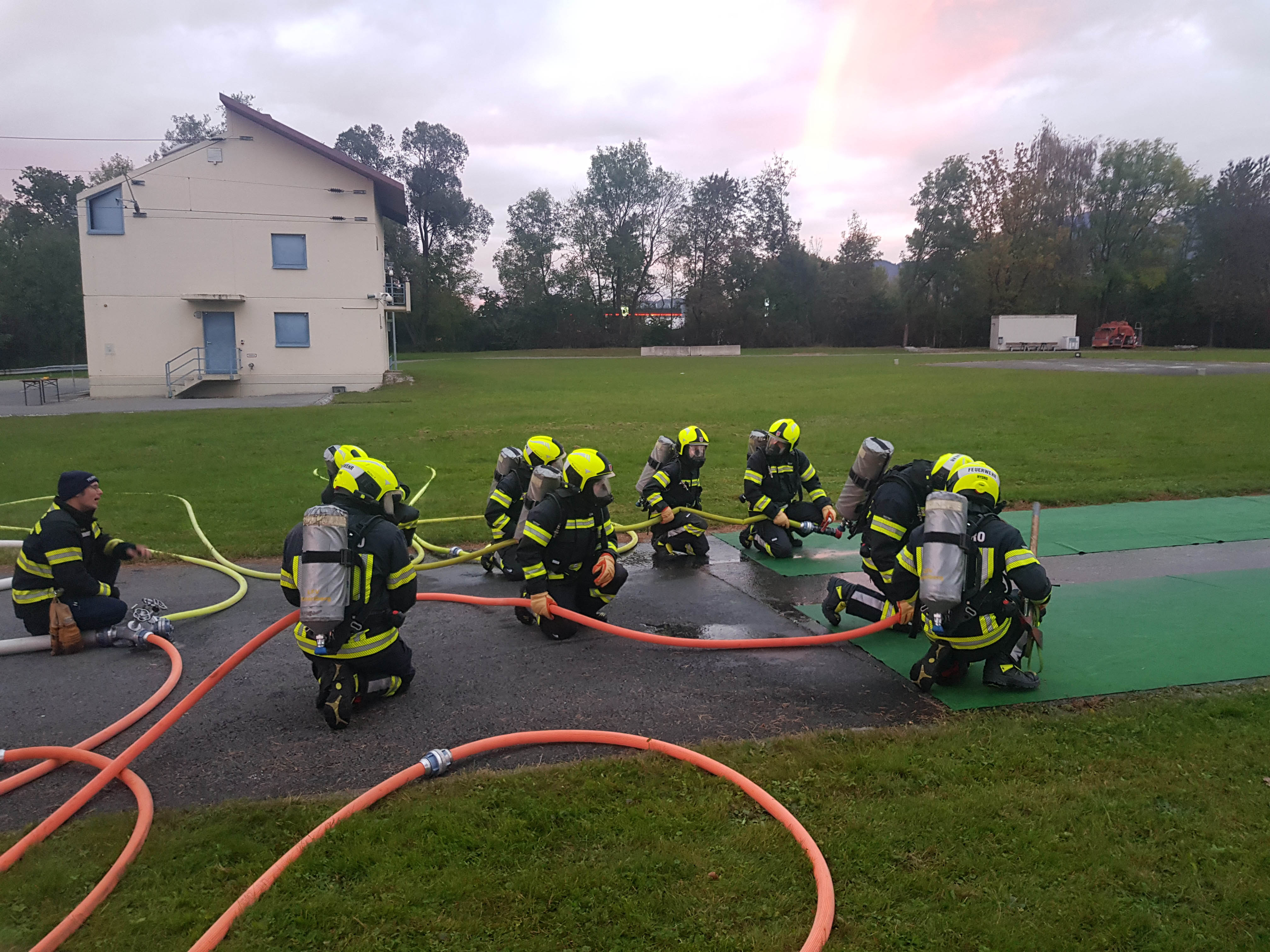 Die Betriebsfeuerwehr bei der Übung am Übungsplatz