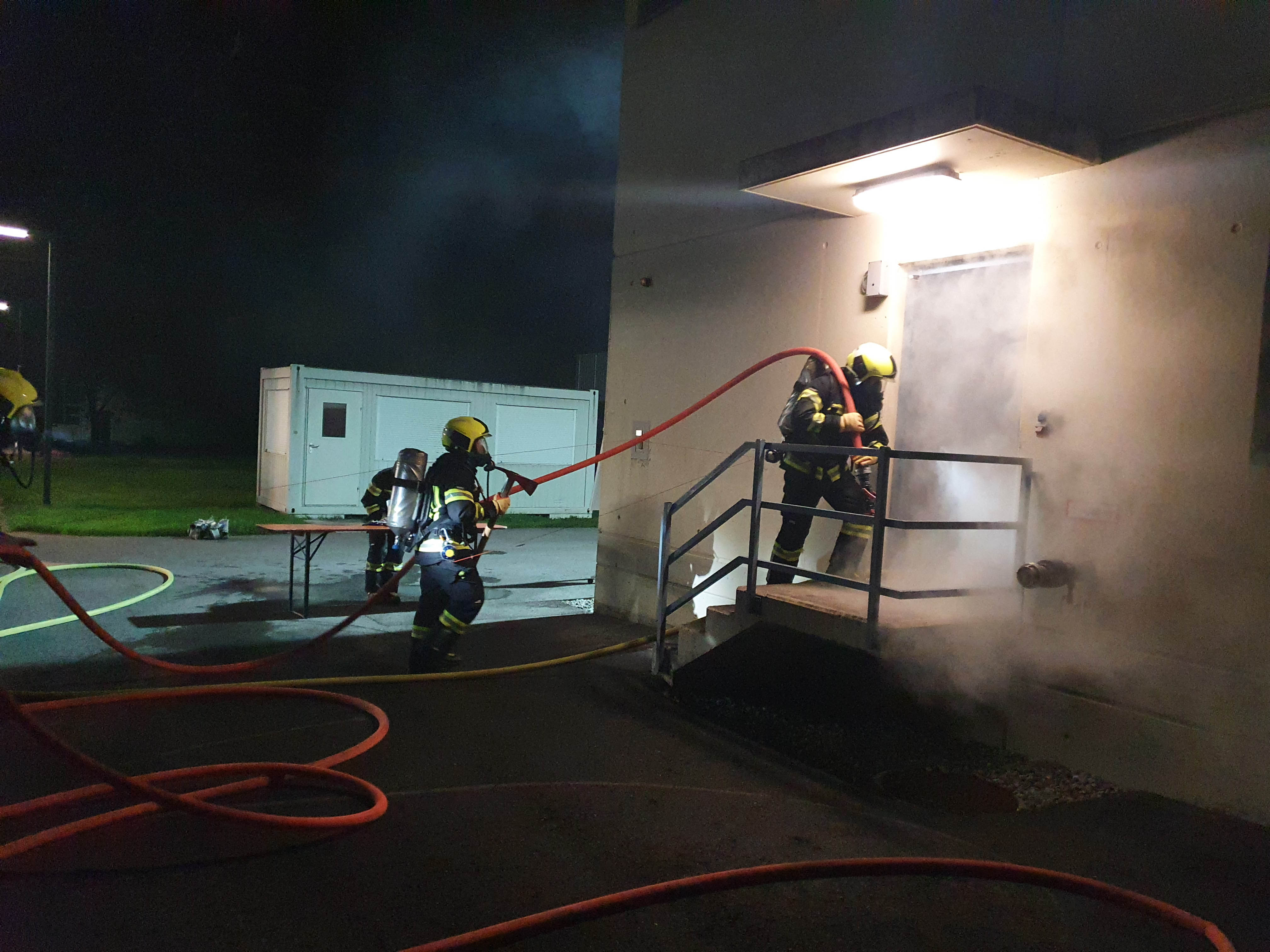 Die Betriebsfeuerwehr bei einer Atemschutzübung